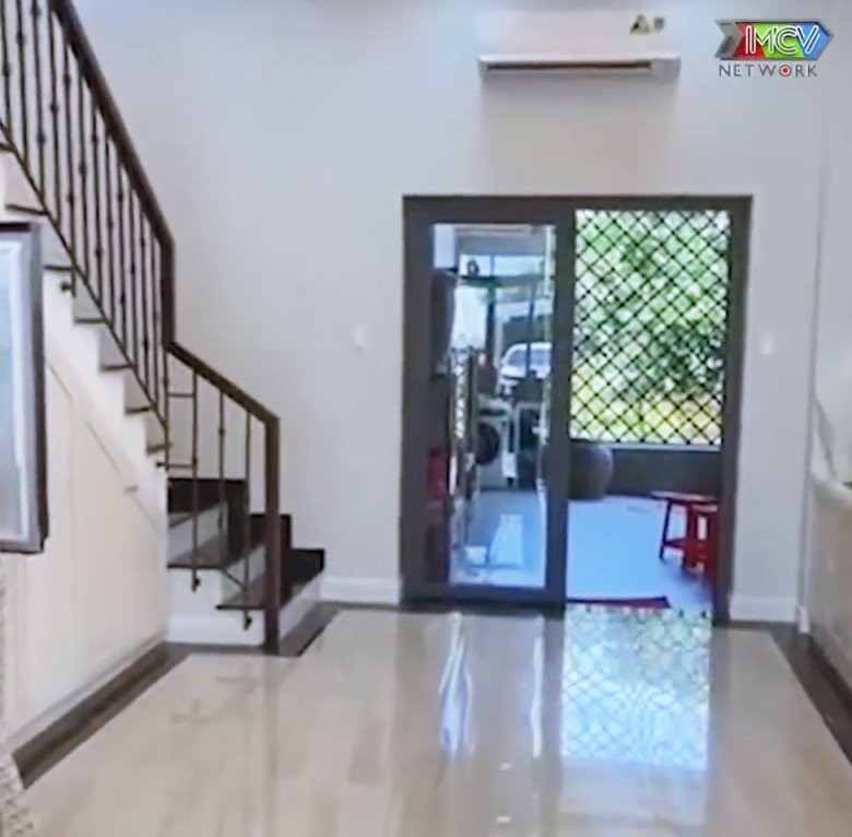 MC Quyền Linh khoe xây nhà khang trang cho mẹ ruột ở Tiền Giang, hút 5.000 người theo dõi livestream, khoe món quà tân gia độc lạ-11