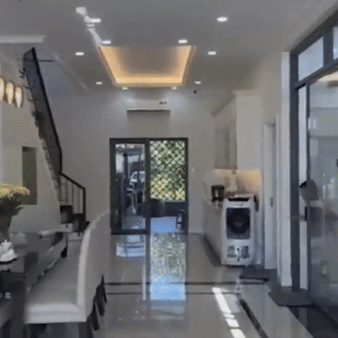 MC Quyền Linh khoe xây nhà khang trang cho mẹ ruột ở Tiền Giang, hút 5.000 người theo dõi livestream, khoe món quà tân gia độc lạ-13