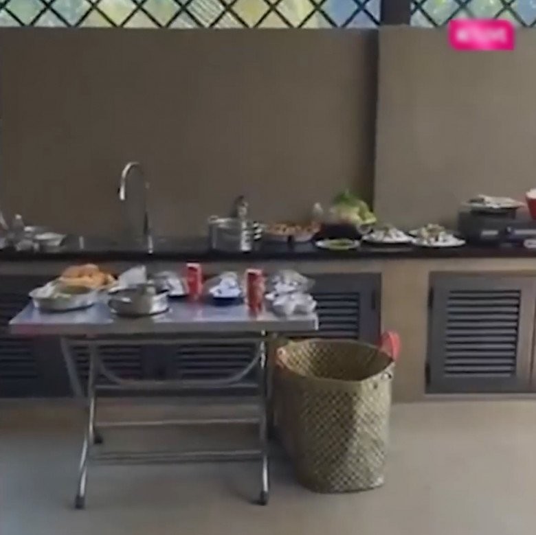 MC Quyền Linh khoe xây nhà khang trang cho mẹ ruột ở Tiền Giang, hút 5.000 người theo dõi livestream, khoe món quà tân gia độc lạ-20