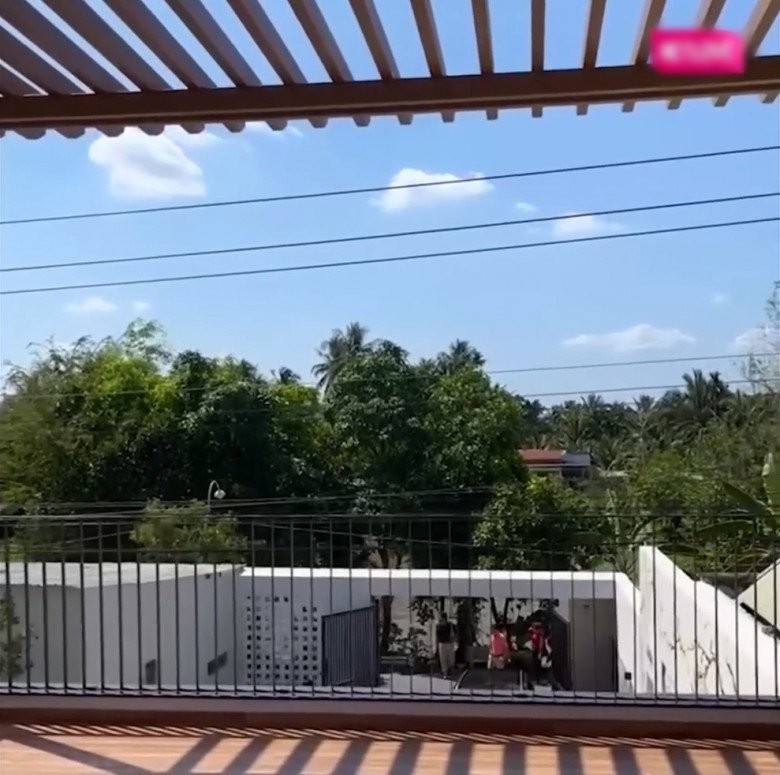 MC Quyền Linh khoe xây nhà khang trang cho mẹ ruột ở Tiền Giang, hút 5.000 người theo dõi livestream, khoe món quà tân gia độc lạ-23