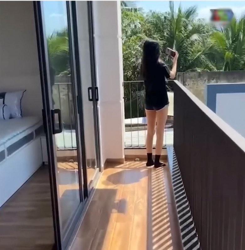 MC Quyền Linh khoe xây nhà khang trang cho mẹ ruột ở Tiền Giang, hút 5.000 người theo dõi livestream, khoe món quà tân gia độc lạ-24