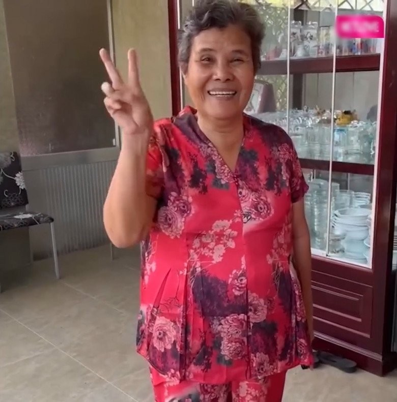 MC Quyền Linh khoe xây nhà khang trang cho mẹ ruột ở Tiền Giang, hút 5.000 người theo dõi livestream, khoe món quà tân gia độc lạ-28