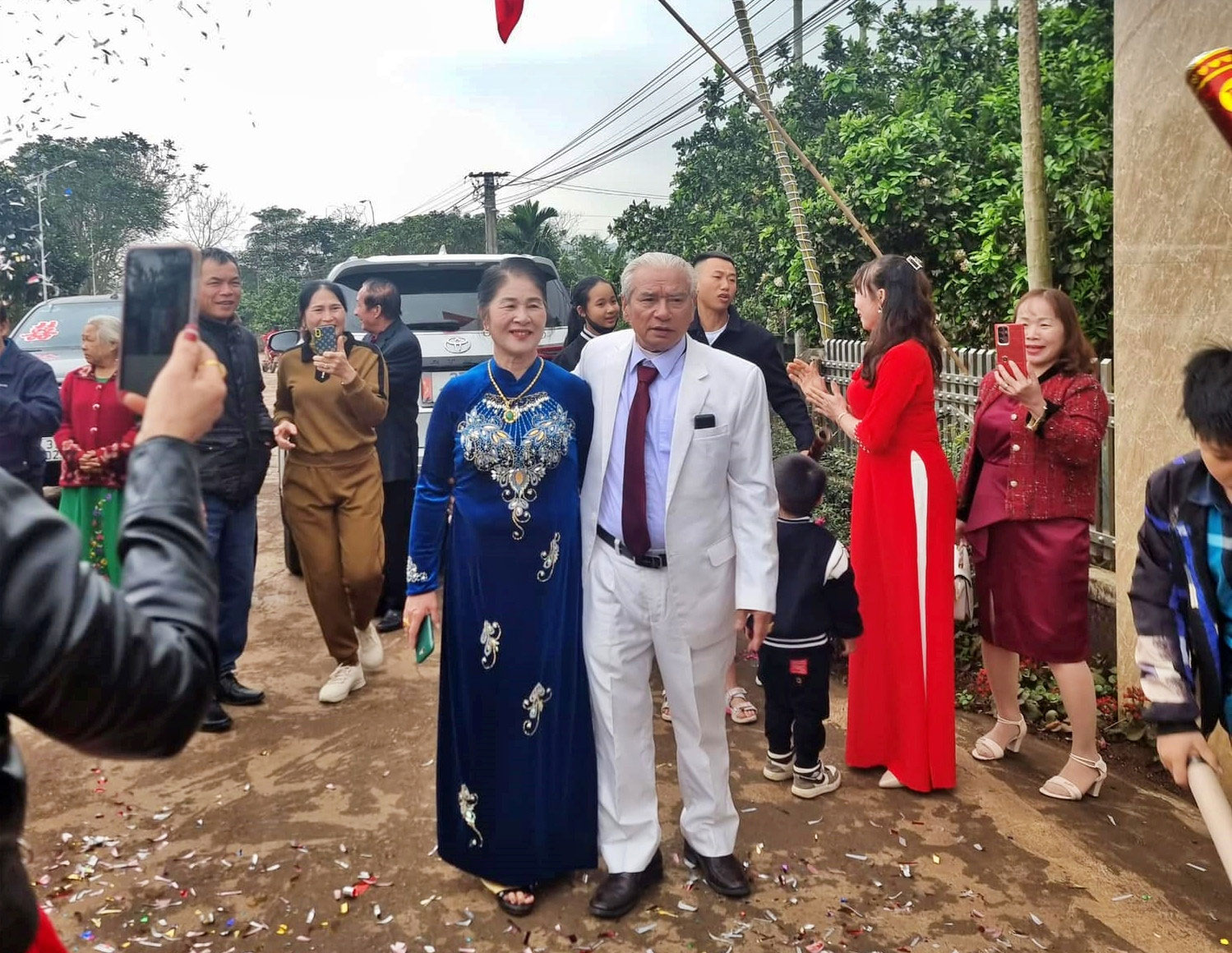 Đám cưới vợ chồng U80: Rước dâu bằng 25 xe ô tô, đãi 30 mâm không nhận tiền mừng-4