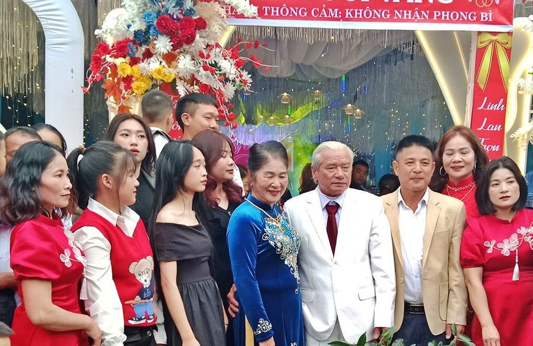 Đám cưới vợ chồng U80: Rước dâu bằng 25 xe ô tô, đãi 30 mâm không nhận tiền mừng-5