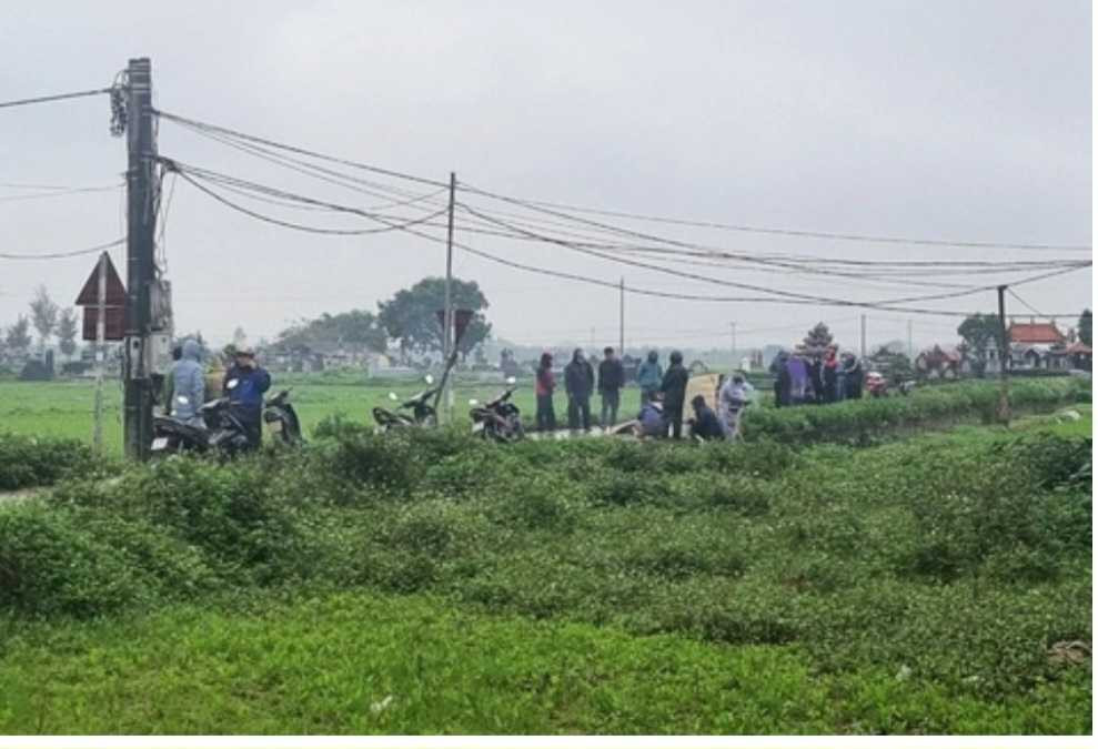 Hai người đàn ông gục chết bên xe máy-1