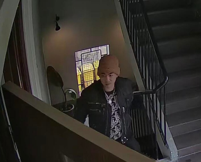 Phẫn nộ: Nhân viên bảo vệ quán cà phê bị khách vác ghế hành hung vì... đưa vé xe số 49-2