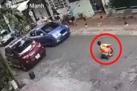 Cháu bé chơi ở lòng đường bị cuốn gầm KIA Morning, lỗi do rơi vào điểm mù ô tô?