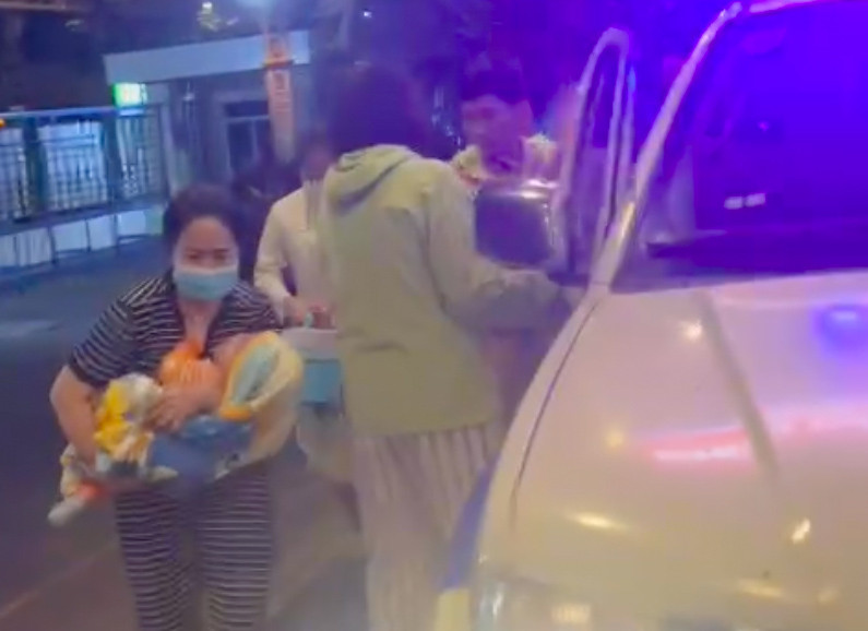 Công an đưa bé 8 tháng tuổi tím tái, khó thở tới bệnh viện bằng xe đặc chủng-1