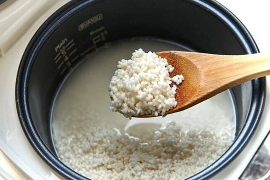 Khi nồi cơm điện nấu cơm bị sống, nguyên nhân là gì?