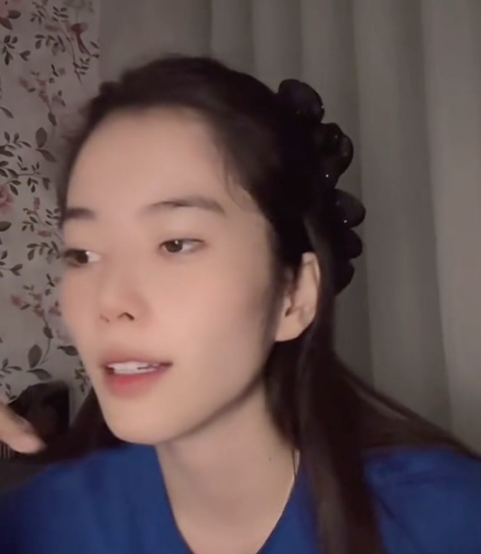 Nam Em có biểu hiện lạ khi đang livestream hát hò, nôn mửa ngay trên sóng?-1