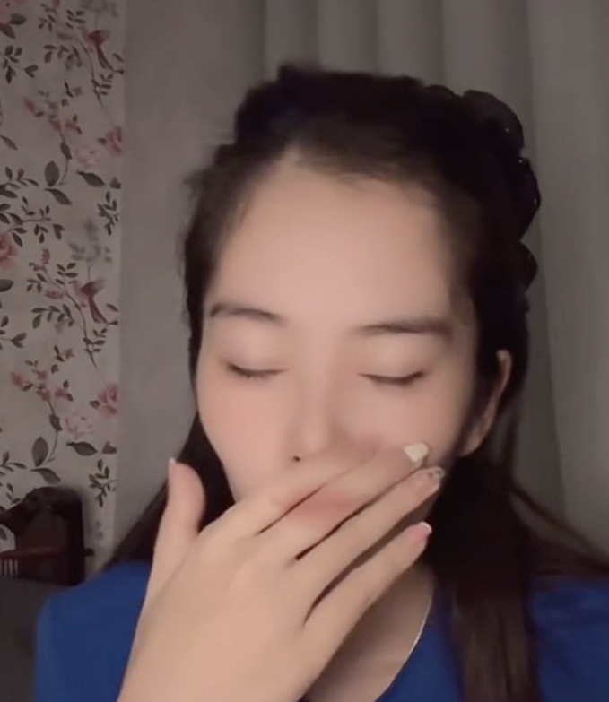 Nam Em có biểu hiện lạ khi đang livestream hát hò, nôn mửa ngay trên sóng?-2