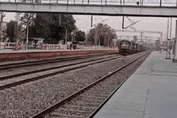 Tài xế dừng uống nước, đoàn tàu chạy hơn 80km không có người lái