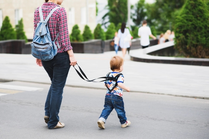 Bà mẹ bị ném đá vì dùng dây trói con lại để khỏi chạy lung tung, đã thế còn rao giảng đạo lý-2