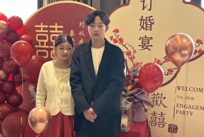 Tranh cãi lễ đính hôn của chú rể 18 tuổi và cô dâu 17 tuổi, biểu cảm trên gương mặt của cặp đôi khiến dân mạng chú ý-1