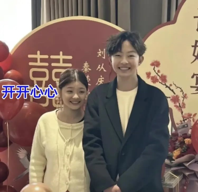 Tranh cãi lễ đính hôn của chú rể 18 tuổi và cô dâu 17 tuổi, biểu cảm trên gương mặt của cặp đôi khiến dân mạng chú ý-3