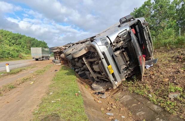 Lật xe đầu kéo trên tuyến La Sơn - Hòa Liên, tài xế tử vong-2
