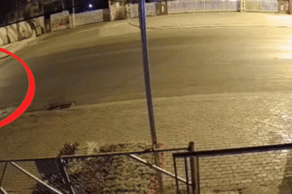 Clip: Đang quét rác, nữ công nhân bị xe máy tông chấn thương sọ não