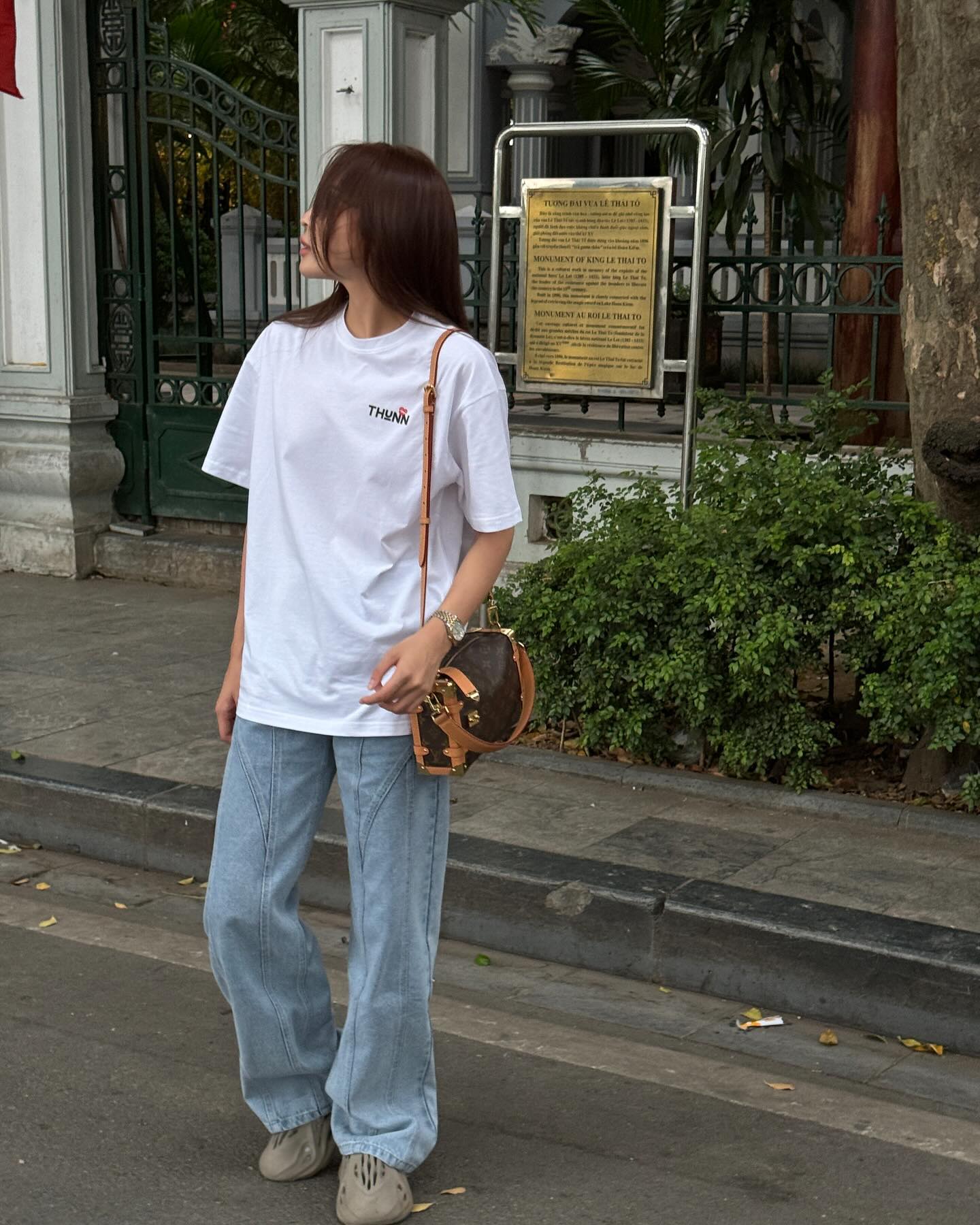 4 mẫu áo trắng giúp các mỹ nhân Việt mặc đẹp từ mùa xuân sang hè-1