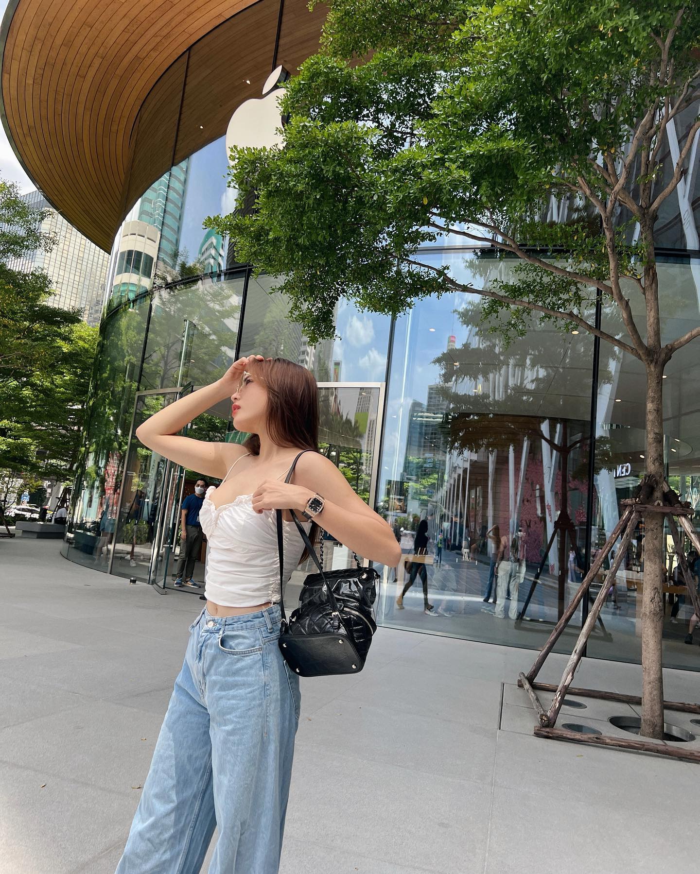 4 mẫu áo trắng giúp các mỹ nhân Việt mặc đẹp từ mùa xuân sang hè-5