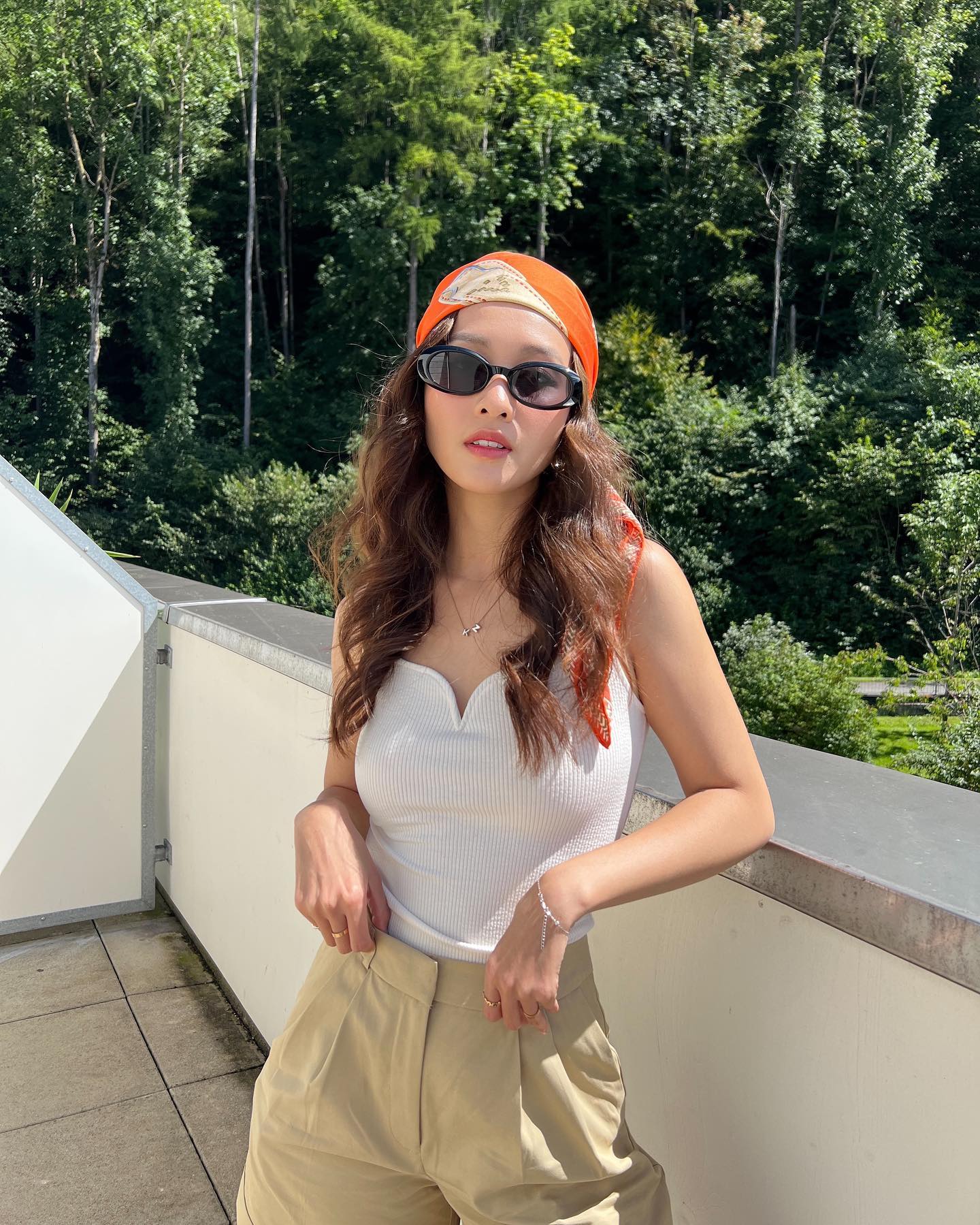 4 mẫu áo trắng giúp các mỹ nhân Việt mặc đẹp từ mùa xuân sang hè-8