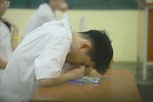 Bà mẹ ở TP.HCM than quanh năm suốt tháng nợ nần chồng chất vì tiền học của con, hội phụ huynh phát hiện 1 điểm không hiểu nổi-3