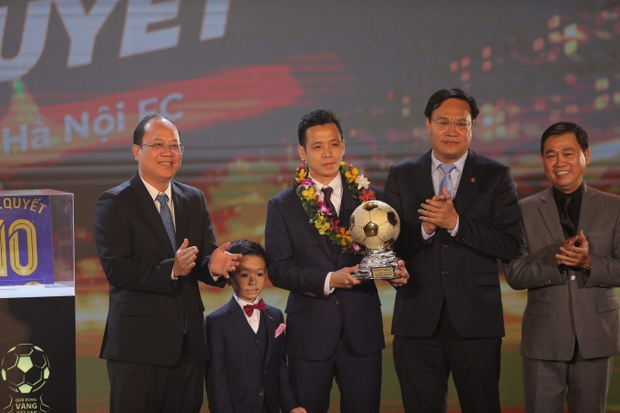 Ái nữ nhà cựu Chủ tịch CLB Sài Gòn bụng bầu vượt mặt vẫn bảo vệ chồng khi bị anti-fan nói giành quả bóng vàng nhờ bố vợ-3