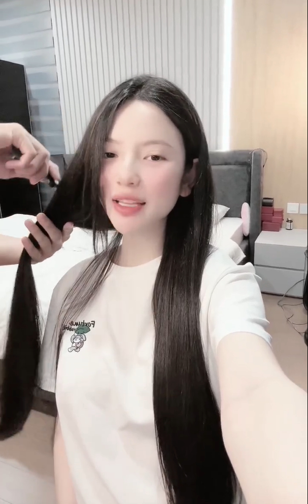 Lộ không gian phòng ngủ của Quang Hải và Chu Thanh Huyền qua khoảnh khắc chàng cầu thủ chải tóc cho vợ-1