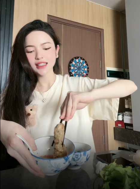 Lộ không gian phòng ngủ của Quang Hải và Chu Thanh Huyền qua khoảnh khắc chàng cầu thủ chải tóc cho vợ-4