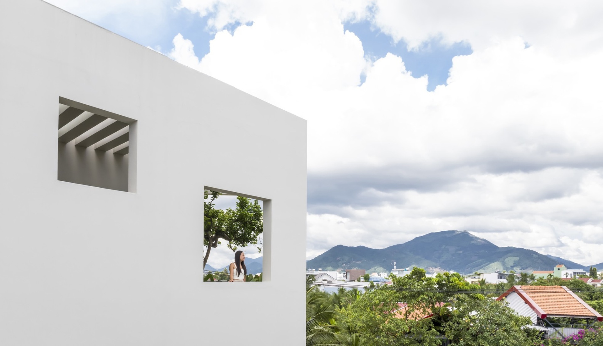 Nhà có hồ bơi bao quanh, sân thượng có vườn đẹp như cổ tích ở Nha Trang-1