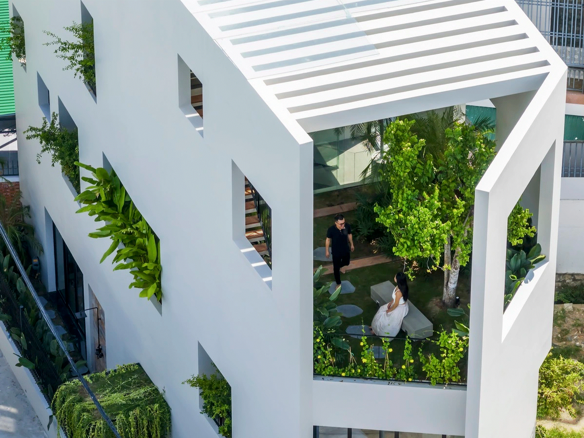 Nhà có hồ bơi bao quanh, sân thượng có vườn đẹp như cổ tích ở Nha Trang-5