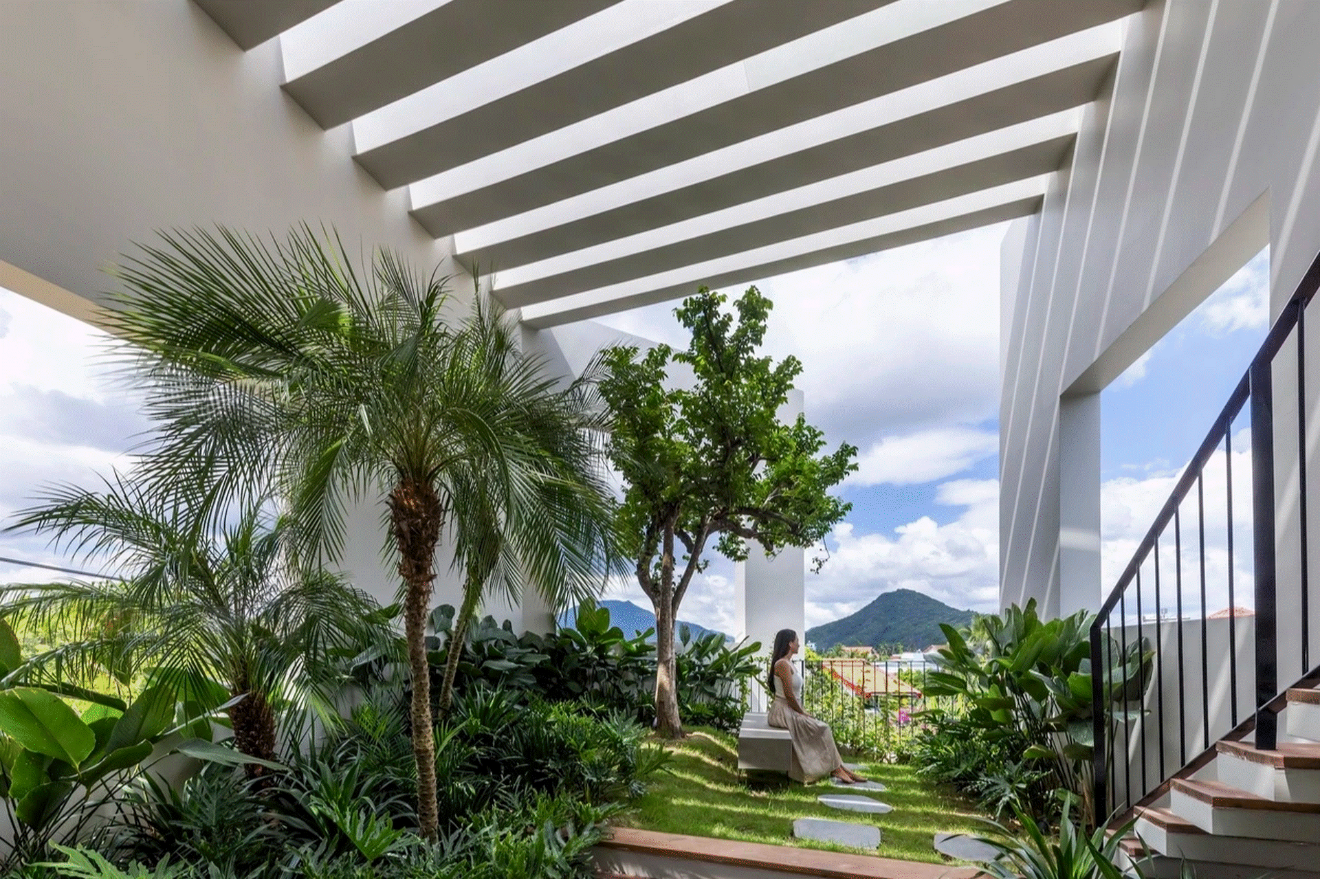Nhà có hồ bơi bao quanh, sân thượng có vườn đẹp như cổ tích ở Nha Trang-12