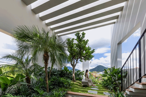 Nhà có hồ bơi bao quanh, sân thượng có vườn đẹp như cổ tích ở Nha Trang