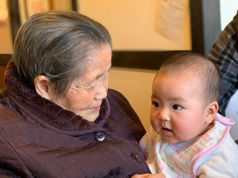 Đi làm gửi con 1 tuổi cho bà chăm, ngày về thấy đứa trẻ đứng không vững, tôi đưa con đi khám thì ngán ngẩm nghe sự thật-2