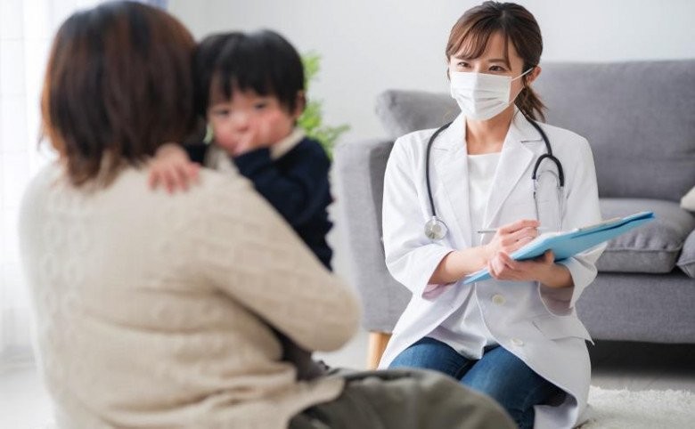 Đi làm gửi con 1 tuổi cho bà chăm, ngày về thấy đứa trẻ đứng không vững, tôi đưa con đi khám thì ngán ngẩm nghe sự thật-3
