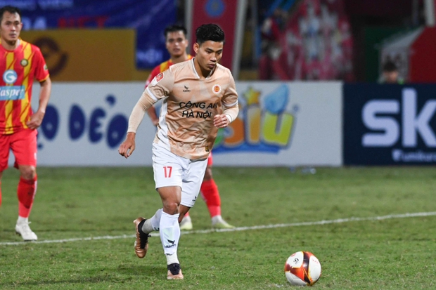 Văn Thanh lên đồ bảnh bao, được gái xinh lái siêu xe 4 tỷ đến đón sau trận đấu-6