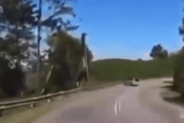 Clip: Vượt ẩu ở khúc cua, ô tô lộn vòng trên không như phim hành động