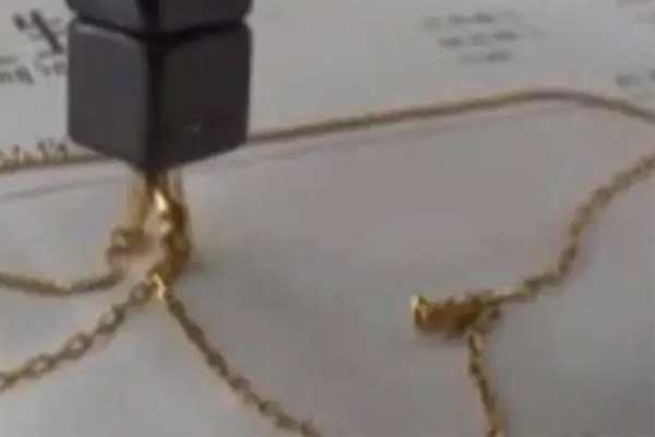 Bị lao công bán mất tấm ván cũ, người phụ nữ kiện đòi 584 triệu đồng-2