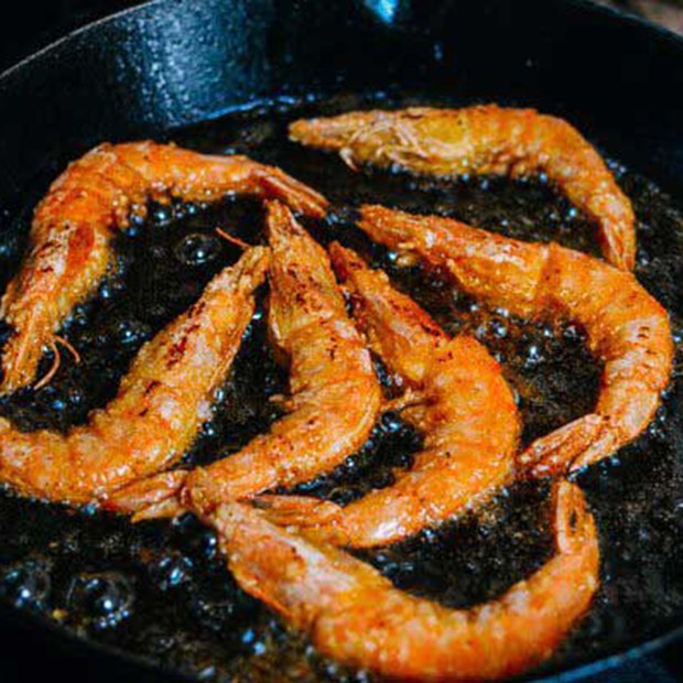 Tiết kiệm thời gian nấu nướng với món tôm rang muối ngon giòn đậm đà, ăn là mê-5