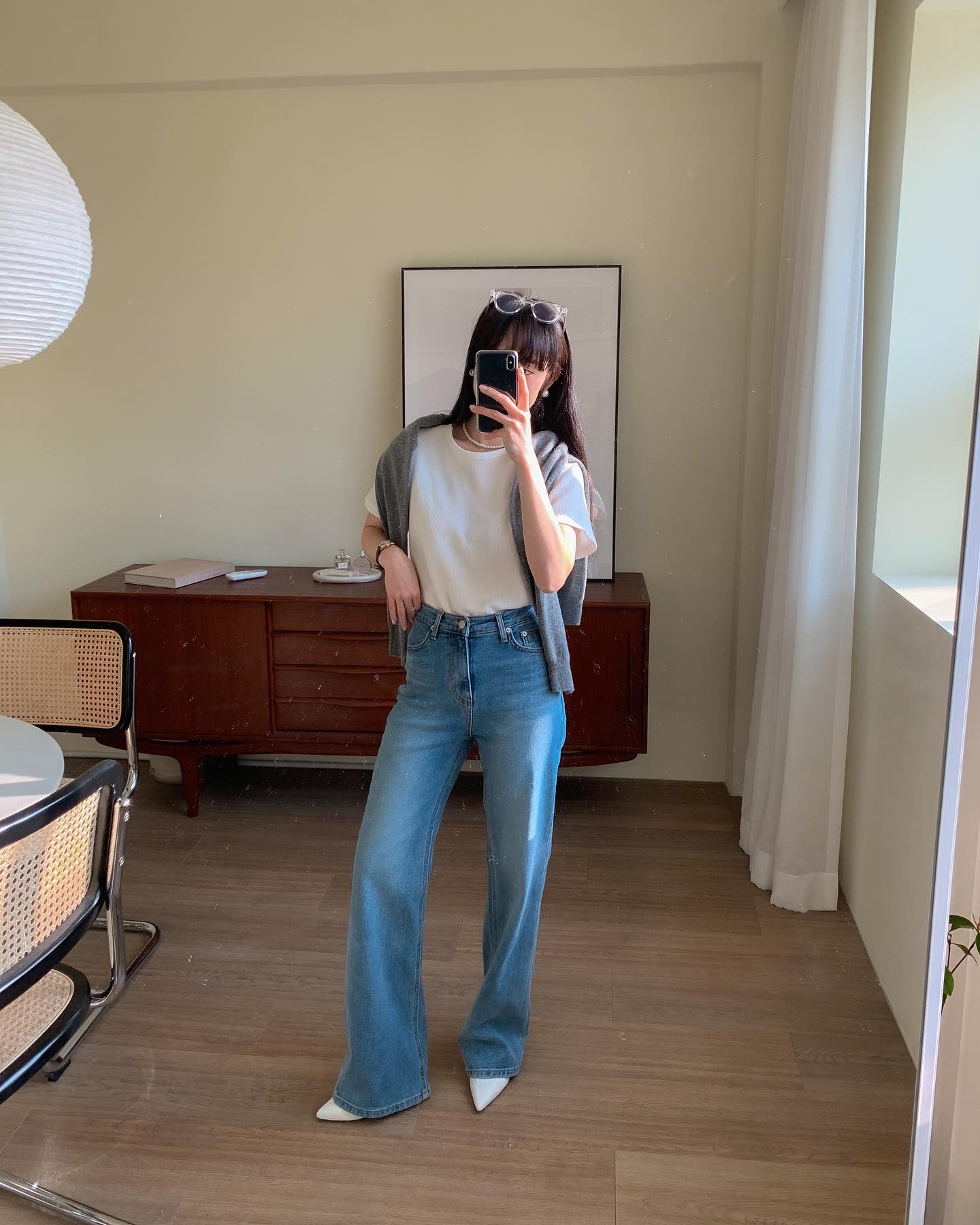 Mặc quần jeans tới công sở, chị em nên kết hợp với 4 mẫu áo để vẻ ngoài chuẩn thanh lịch-1