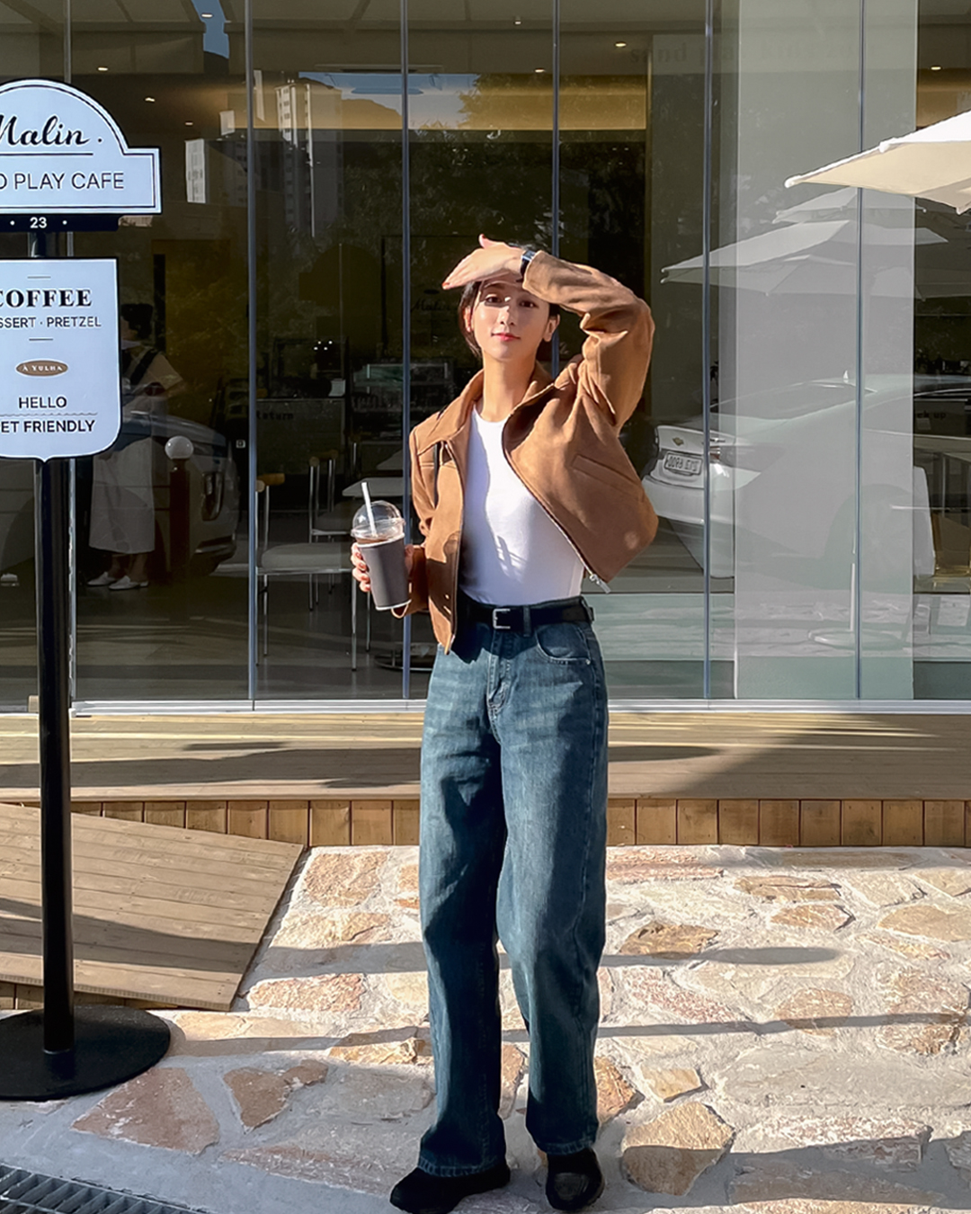 Mặc quần jeans tới công sở, chị em nên kết hợp với 4 mẫu áo để vẻ ngoài chuẩn thanh lịch-2