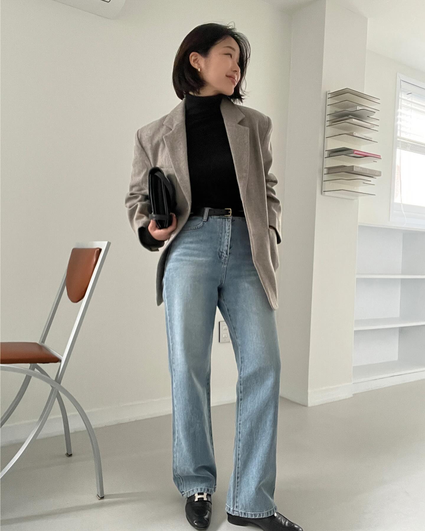 Mặc quần jeans tới công sở, chị em nên kết hợp với 4 mẫu áo để vẻ ngoài chuẩn thanh lịch-3