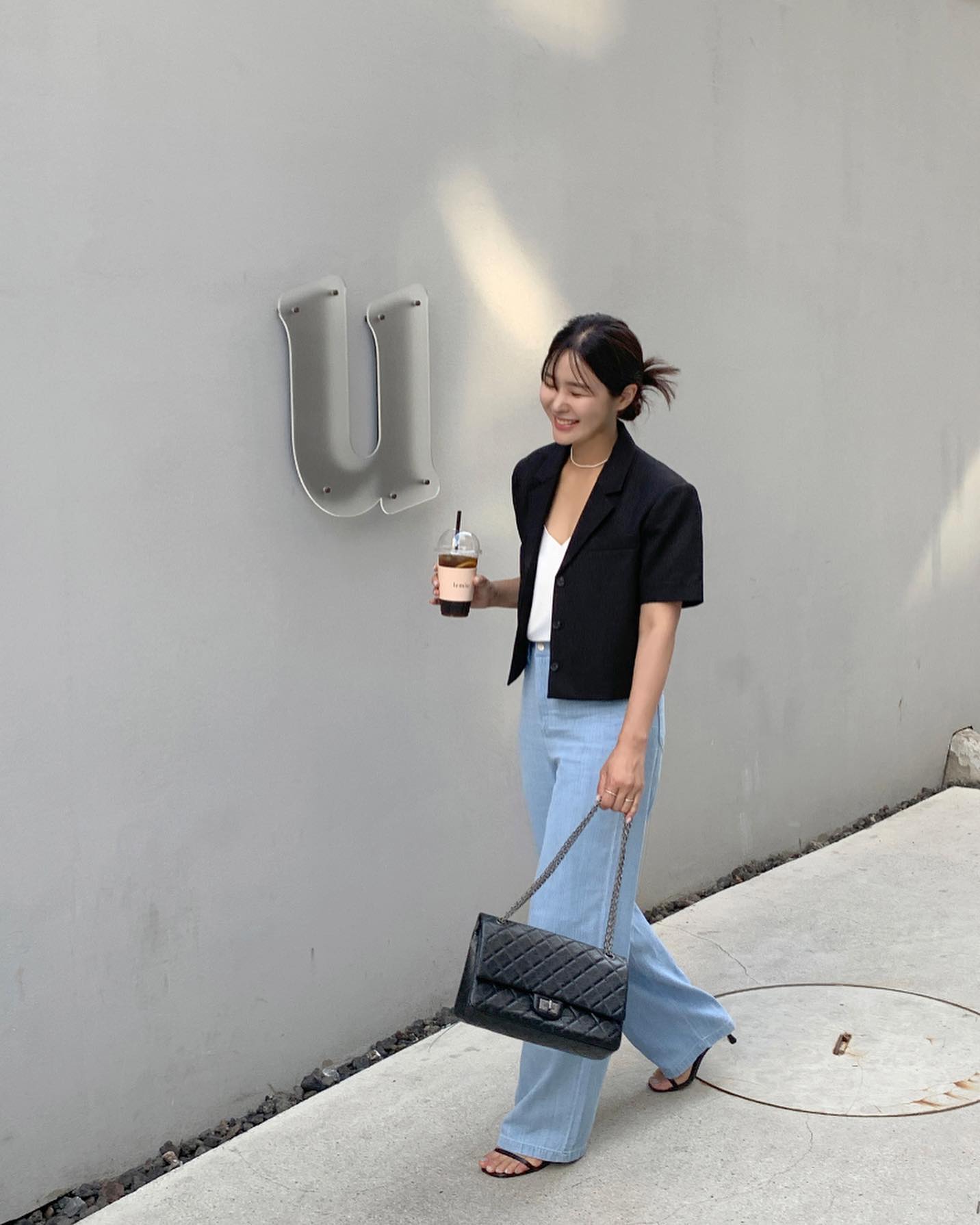 Mặc quần jeans tới công sở, chị em nên kết hợp với 4 mẫu áo để vẻ ngoài chuẩn thanh lịch-4