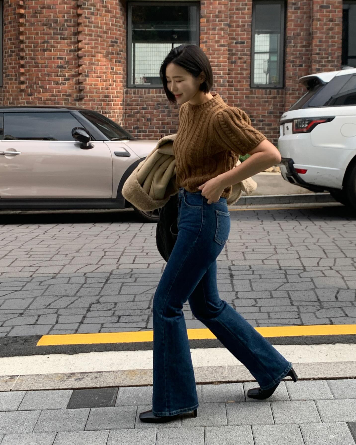 Mặc quần jeans tới công sở, chị em nên kết hợp với 4 mẫu áo để vẻ ngoài chuẩn thanh lịch-5