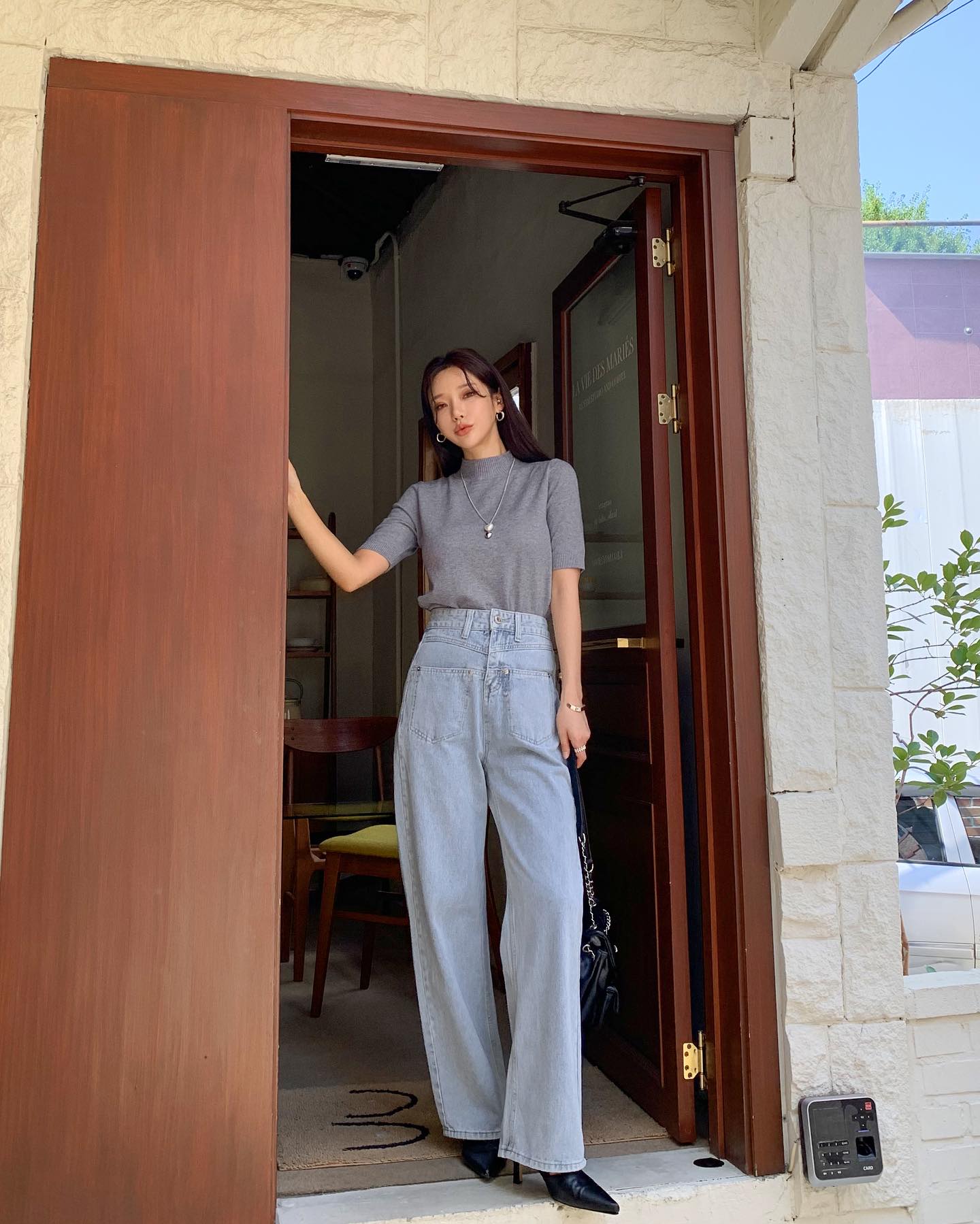 Mặc quần jeans tới công sở, chị em nên kết hợp với 4 mẫu áo để vẻ ngoài chuẩn thanh lịch-6