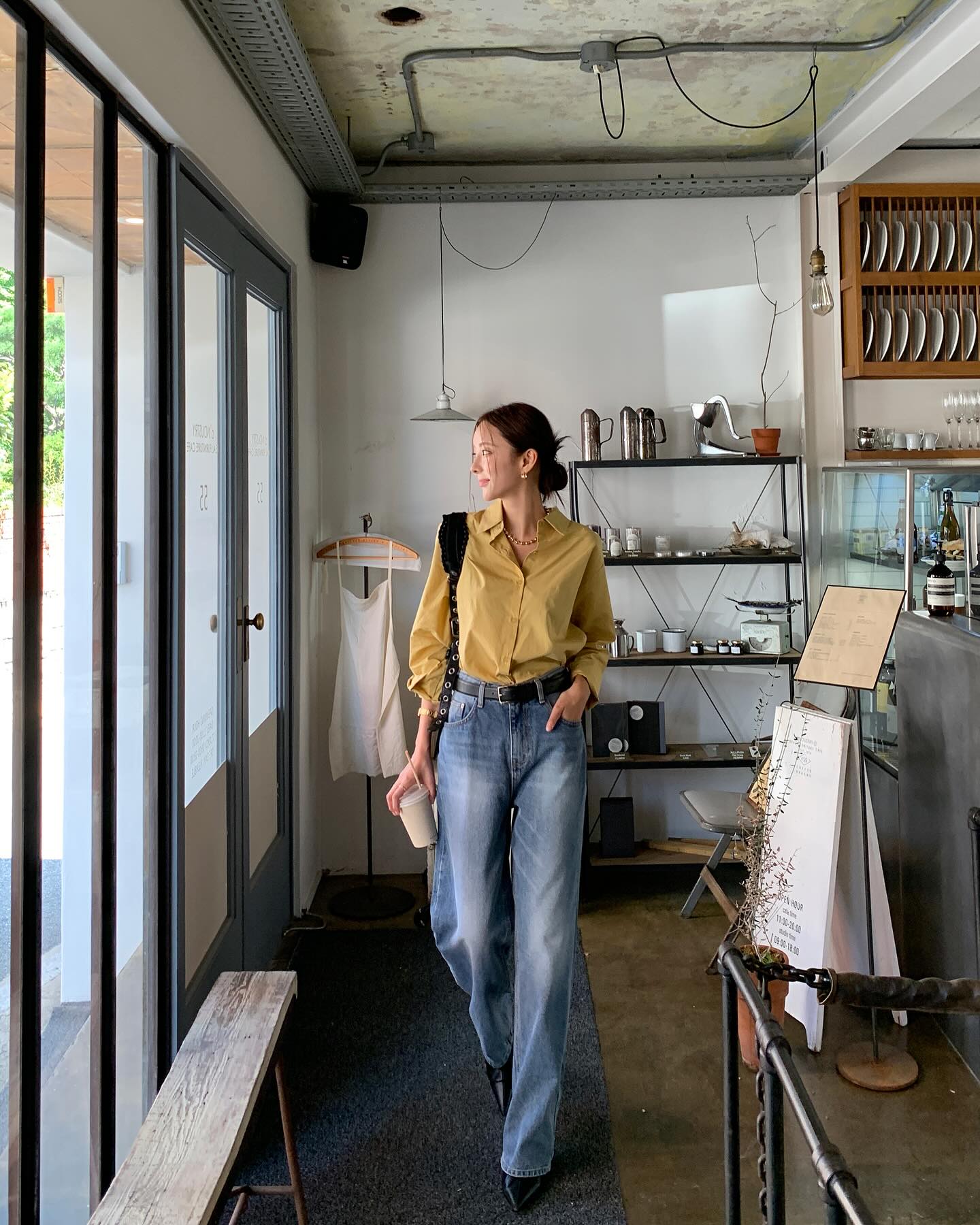 Mặc quần jeans tới công sở, chị em nên kết hợp với 4 mẫu áo để vẻ ngoài chuẩn thanh lịch-7