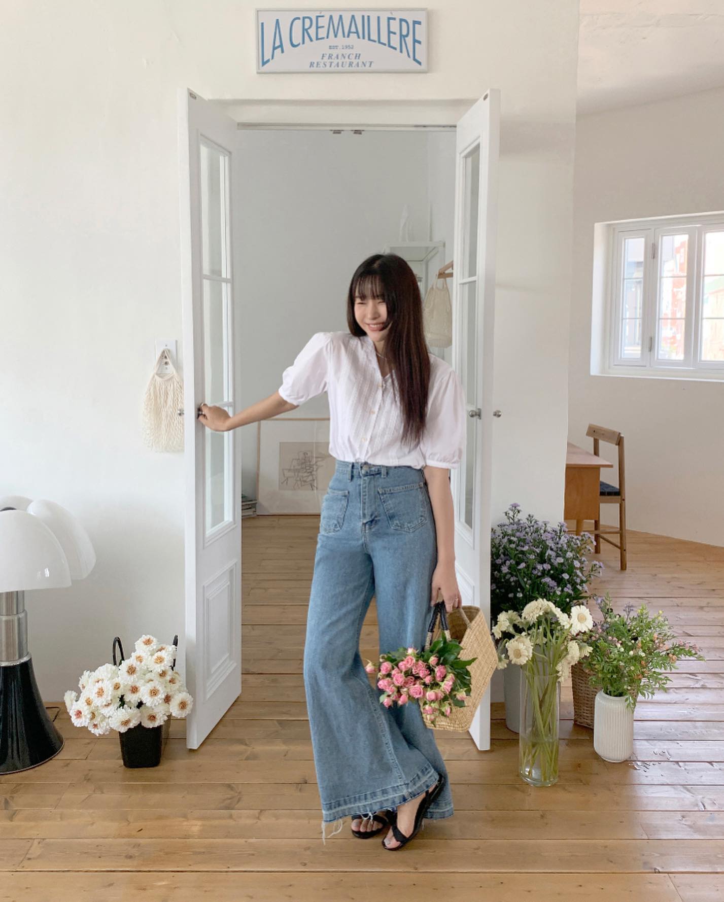 Mặc quần jeans tới công sở, chị em nên kết hợp với 4 mẫu áo để vẻ ngoài chuẩn thanh lịch-8