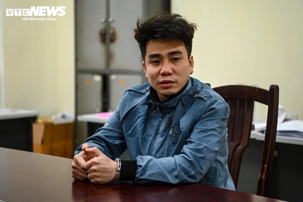 Tài xế cầm dao chém lốp xe buýt ân hận, khóc nấc nói xin lỗi con gái-1