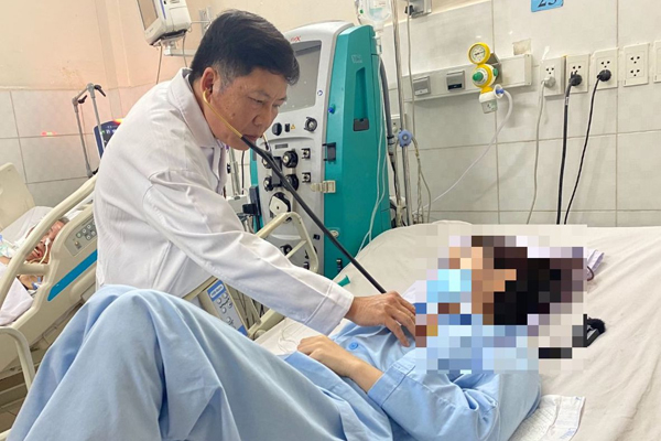 Nhai nắm cỏ đắp vết đứt tay, người đàn ông bị đỉa dài 6 cm chui vào cổ họng-2