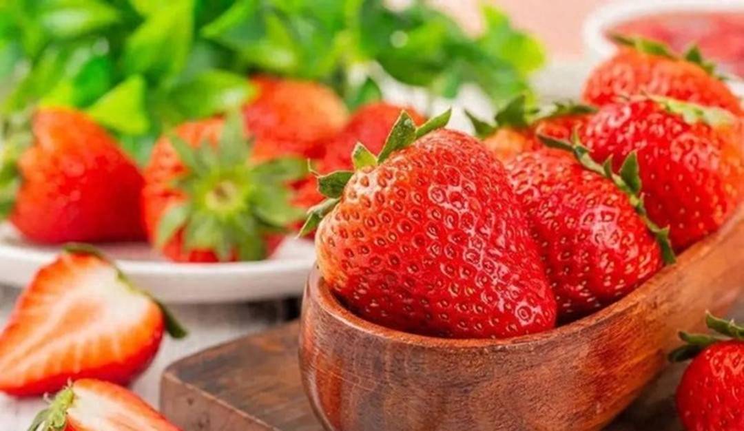 Lão nông trồng dâu tây lâu năm: Chỉ dùng muối hay bột mì để rửa thì chả có cái nào đúng, rửa thế này sẽ sạch hơn-1