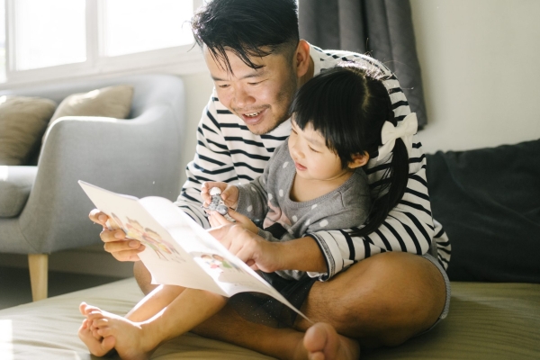 Hình ảnh 2 bé trai lười học bị mẹ bắt ôm gạch đứng ngoài nắng cho hiểu lao động chân tay khổ thế nào” gây tranh cãi-6